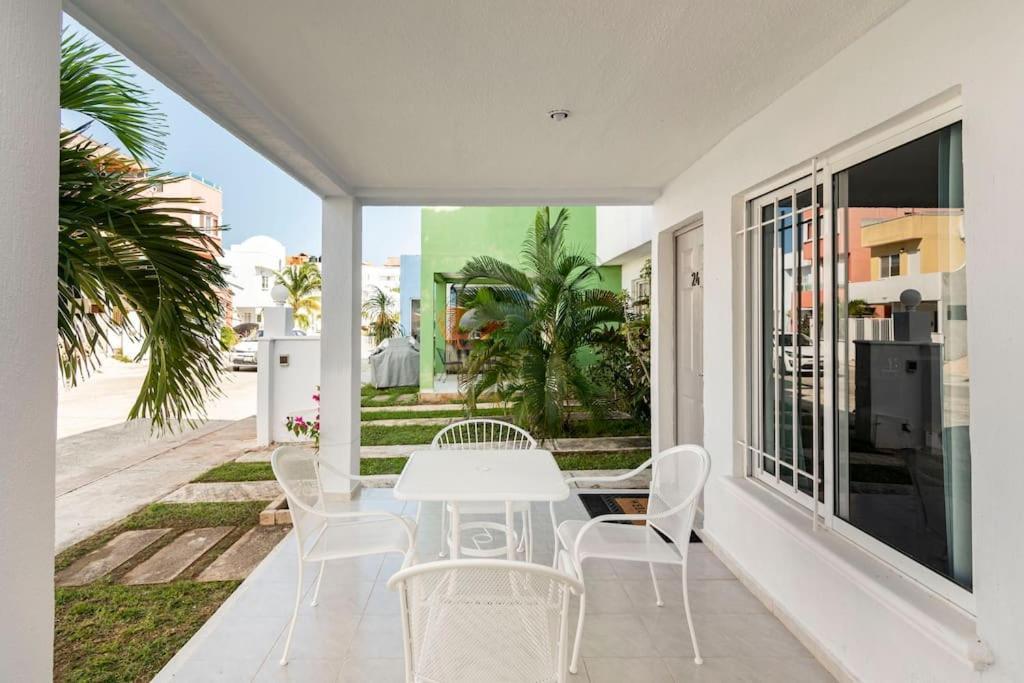 Micro Studio Perfect For Backpackers, Couples, 3 Min Drive To Playa El Nino Cancún Eksteriør billede